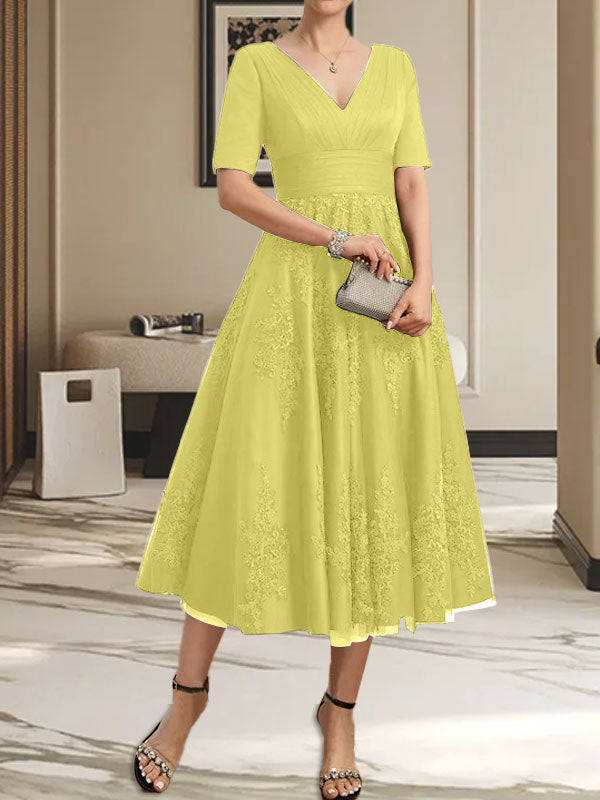 Vestido de madre de la novia de tul con encaje, escote en V y corte A hasta la rodilla con pliegues