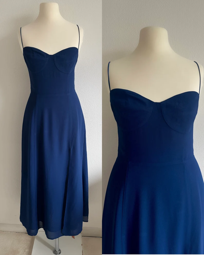 Schlichtes grünes Spaghettiträger Abendkleid mit Schlitz Y7874