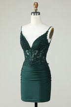 Figurbetontes dunkelgrünes Homecoming-Kleid mit Spaghettiträgern und Korsett und Perlen