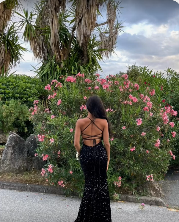 Langes Abendkleid mit glänzenden schwarzen Pailletten und Schnürung am Rücken Y4946