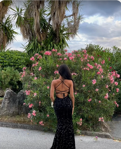 Langes Abendkleid mit glänzenden schwarzen Pailletten und Schnürung am Rücken Y4946