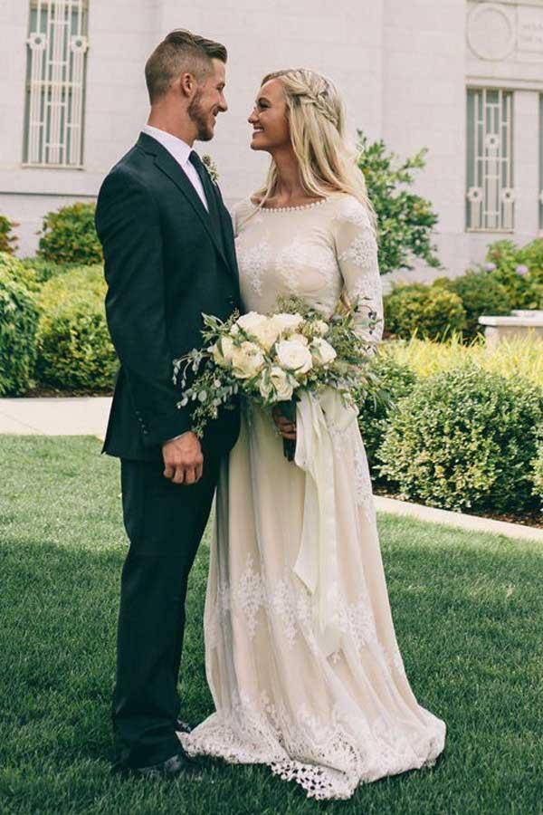 Vestido de novia de tul color marfil con mangas largas y corte barco y apliques WD399