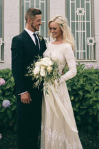 Vestido de novia de tul color marfil con mangas largas y corte barco y apliques WD399