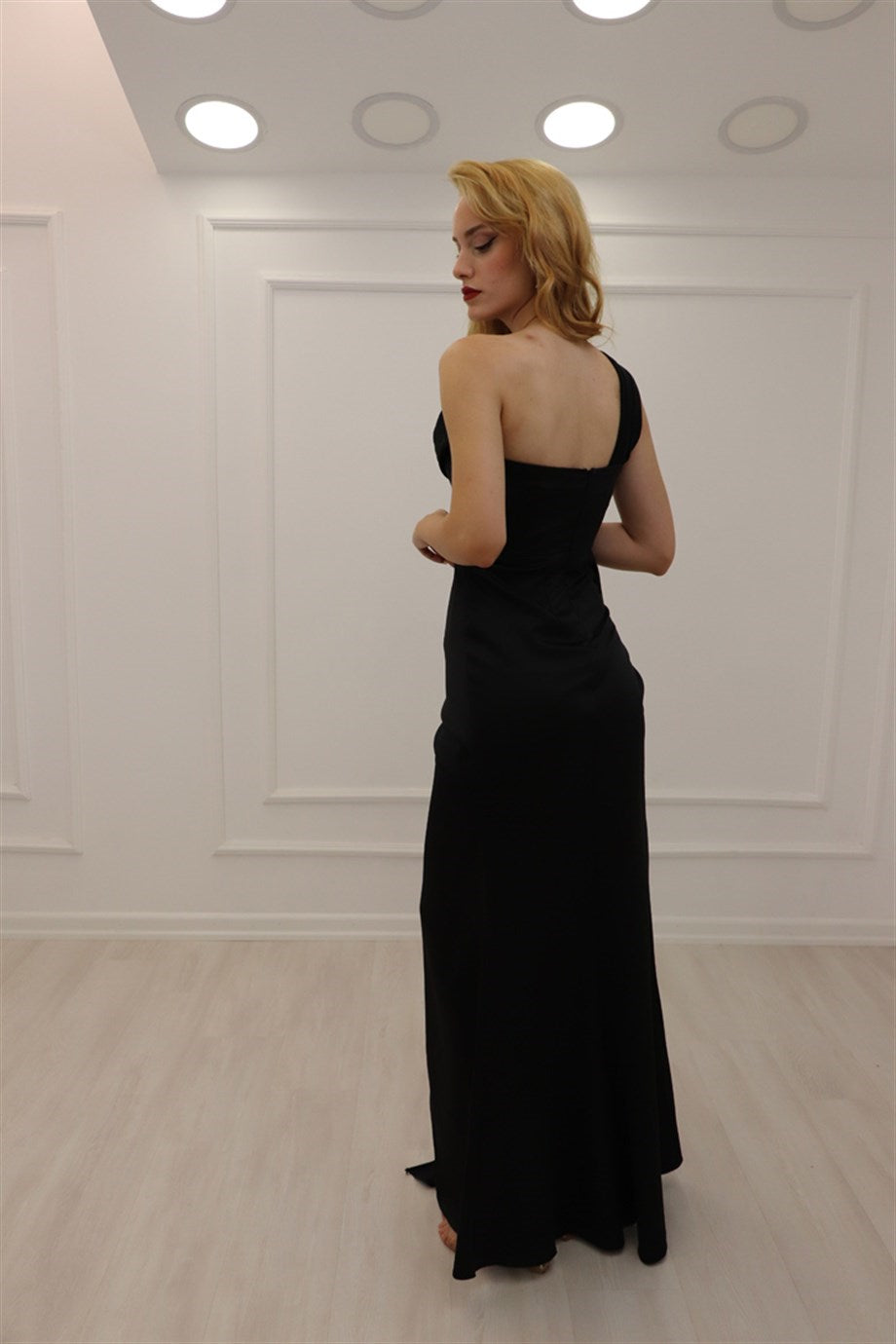 A-Linie Schwarzes One-Shoulder-Ballkleid mit Glitzer und ärmellosem Schlitz