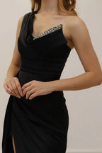 A-Linie Schwarzes One-Shoulder-Ballkleid mit Glitzer und ärmellosem Schlitz