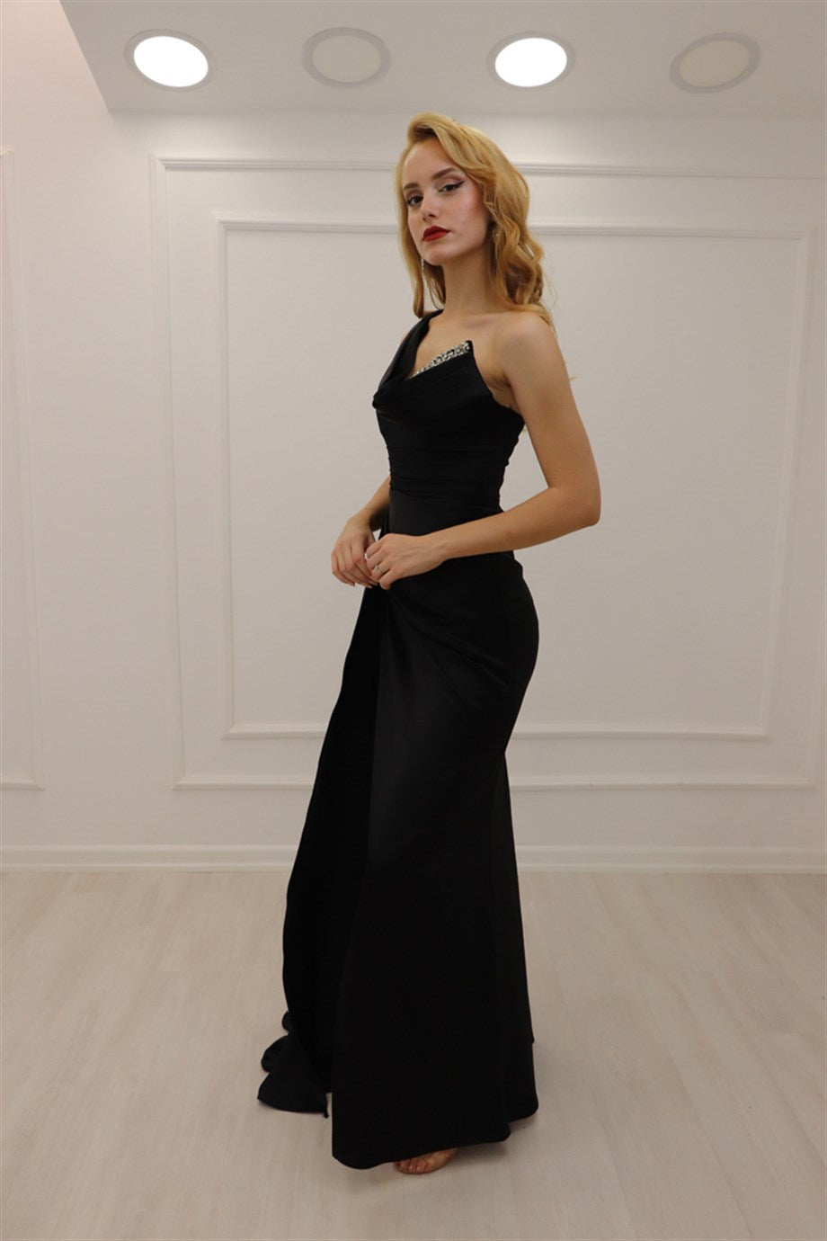 A-Linie Schwarzes One-Shoulder-Ballkleid mit Glitzer und ärmellosem Schlitz