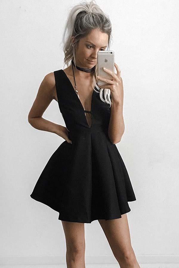 Vestido de fiesta de satén negro con escote en V profundo, corte A y aberturas cortas PD149
