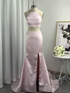 Vestido de fiesta de dos piezas de satén con cuello halter, sin mangas y volantes