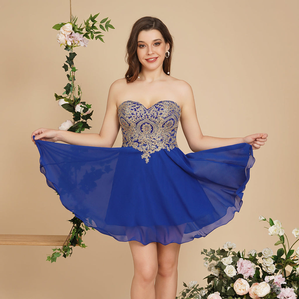 Vestidos de fiesta cortos con escote en forma de corazón y apliques de encaje en línea A