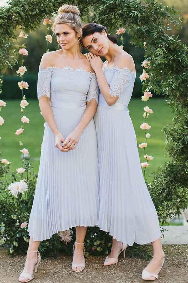 Vestido de dama de honor azul claro plisado de gasa con hombros descubiertos y encaje, corte A, BD056