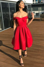Vestido de fiesta de satén rojo plisado con hombros descubiertos y corte en A PD313