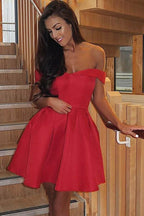 Vestido de fiesta de satén rojo plisado con hombros descubiertos y corte en A PD313
