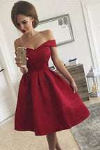Vestido de fiesta de satén rojo plisado con hombros descubiertos y corte en A PD313