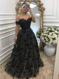 Vestidos de fiesta largos de tul negro con hombros descubiertos y apliques de encaje