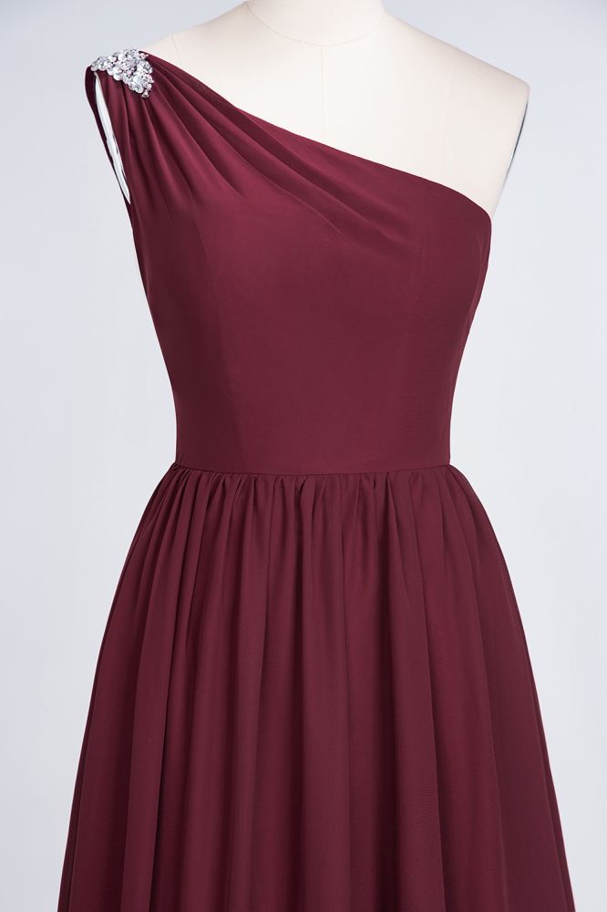 Vestido de dama de honor de corte A, un hombro, sin mangas, con volantes y cuentas, largo hasta el suelo.