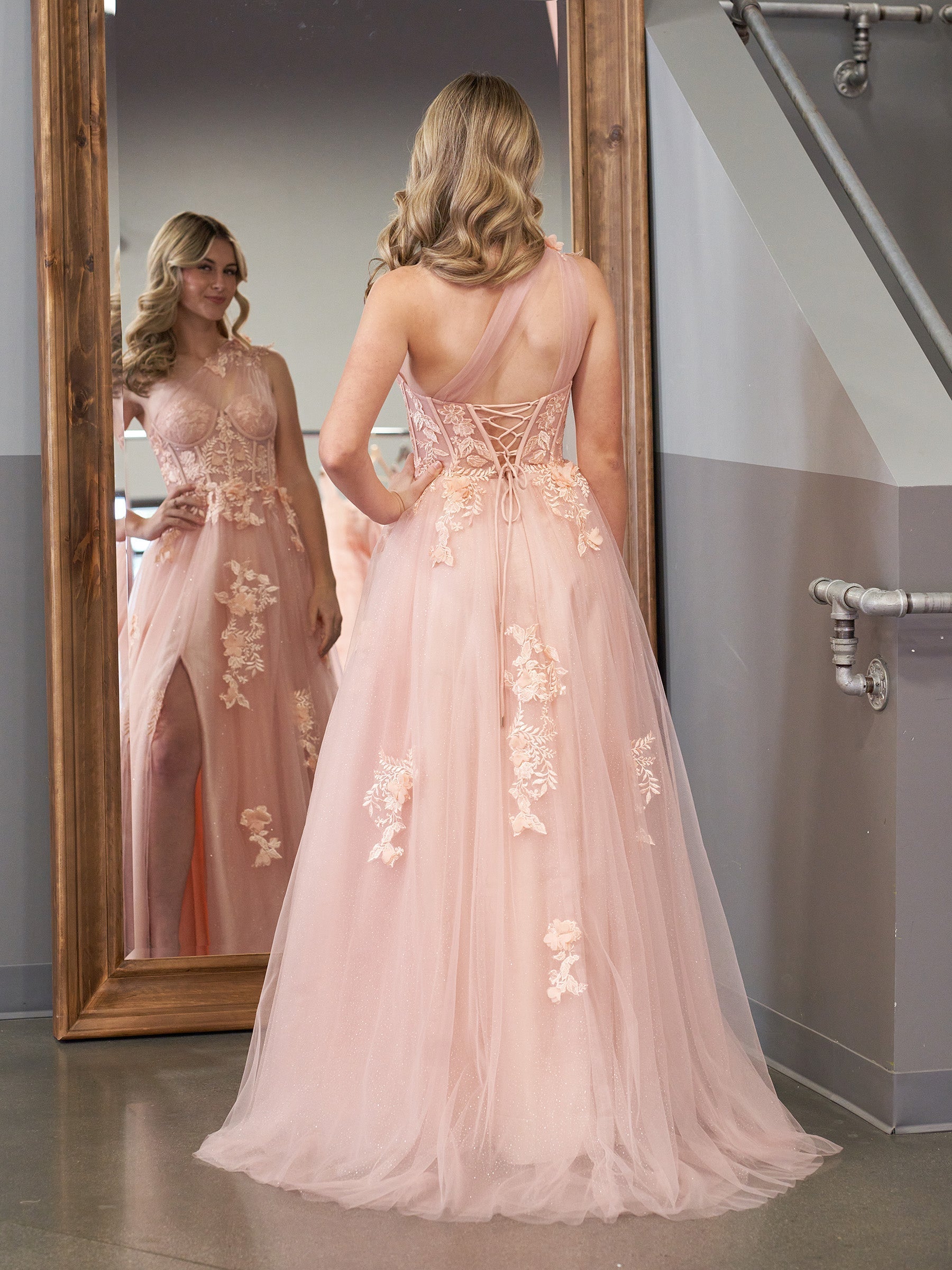 A-Linie One-Shoulder-Ballkleid in Schwarz mit Applikationen