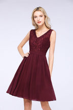 A-Linie Rüschen Chiffon Spitze V-Ausschnitt Abend Partykleid Ärmellos Knielang Homecoming Kleid