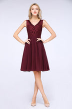 A-Linie Rüschen Chiffon Spitze V-Ausschnitt Abend Partykleid Ärmellos Knielang Homecoming Kleid