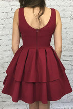 Vestido de fiesta de satén elástico en color burdeos, corte A, escote redondo, corto, escalonado, PG193