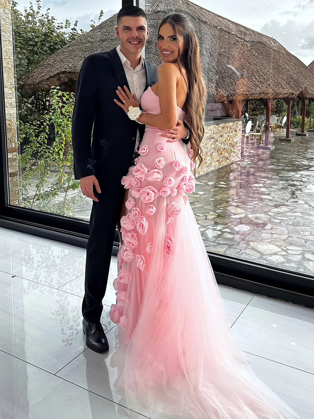 Vestido de fiesta sexy de corte A con escote en forma de corazón, sin mangas, con abertura en el pecho y flores rosas