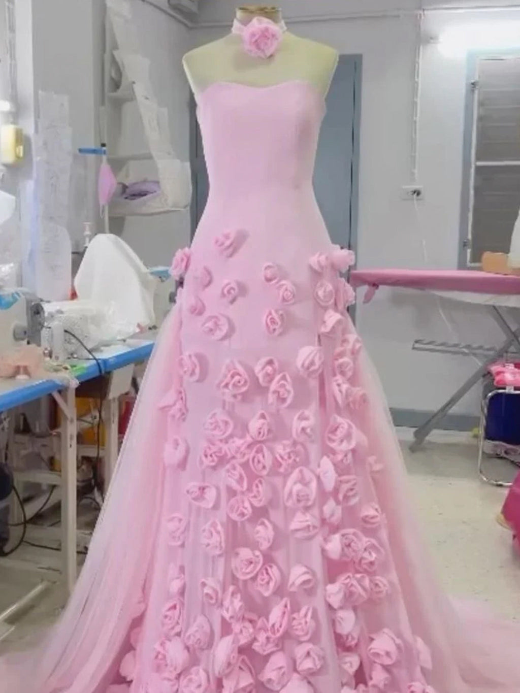 Vestido de fiesta sexy de corte A con escote en forma de corazón, sin mangas, con abertura en el pecho y flores rosas