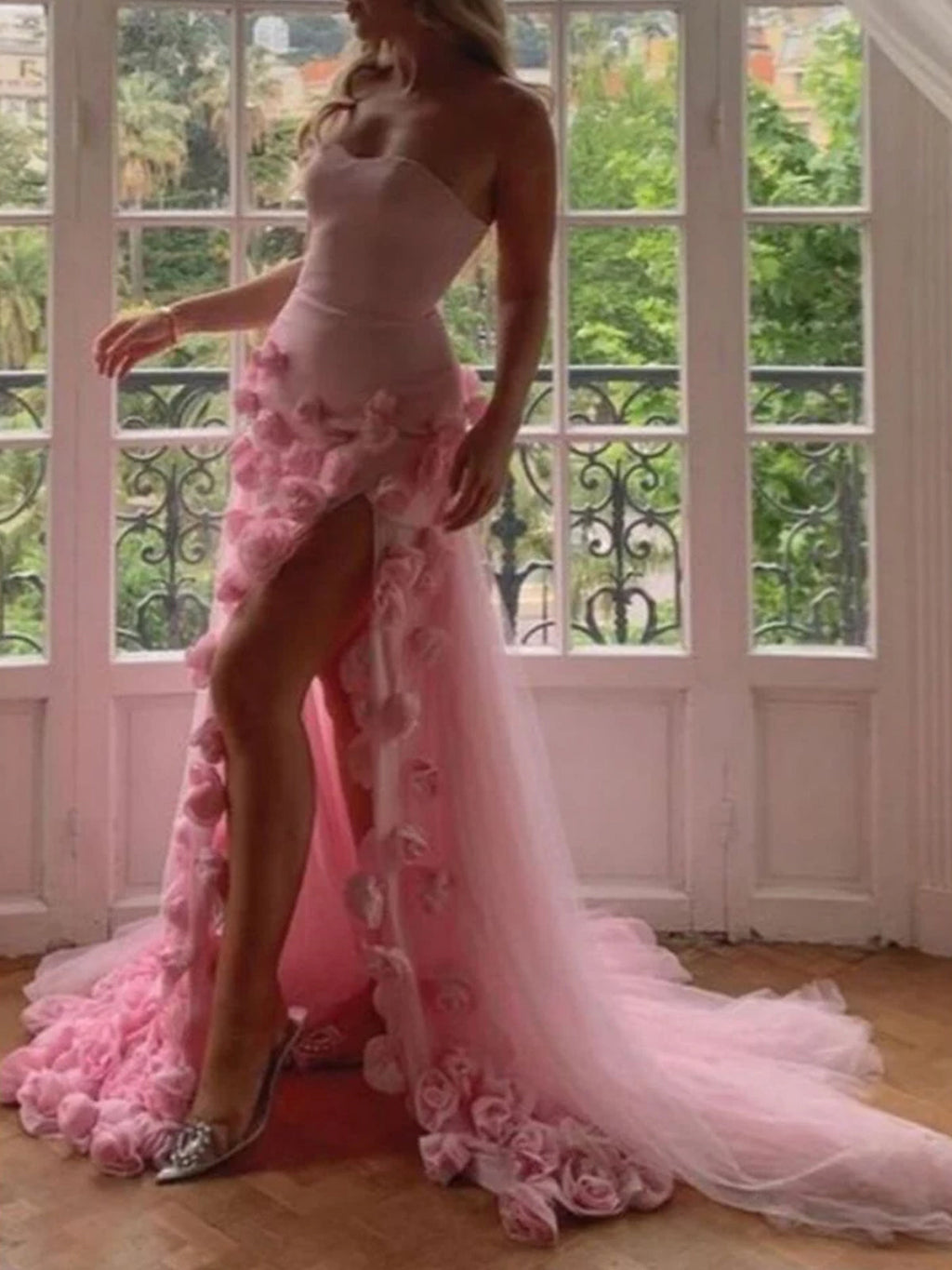 Vestido de fiesta sexy de corte A con escote en forma de corazón, sin mangas, con abertura en el pecho y flores rosas