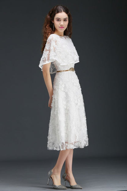Vestido de fiesta corto de encaje con cristales y corte en A