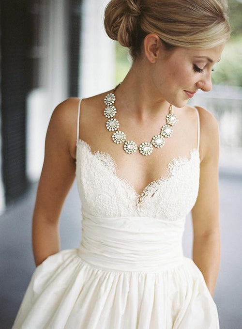 Vestido de novia de encaje con tirantes finos, sin mangas y corte A WD049