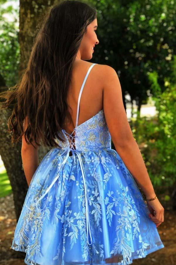 Vestido de fiesta azul con tirantes finos, corte A y cruzado, con apliques PD375