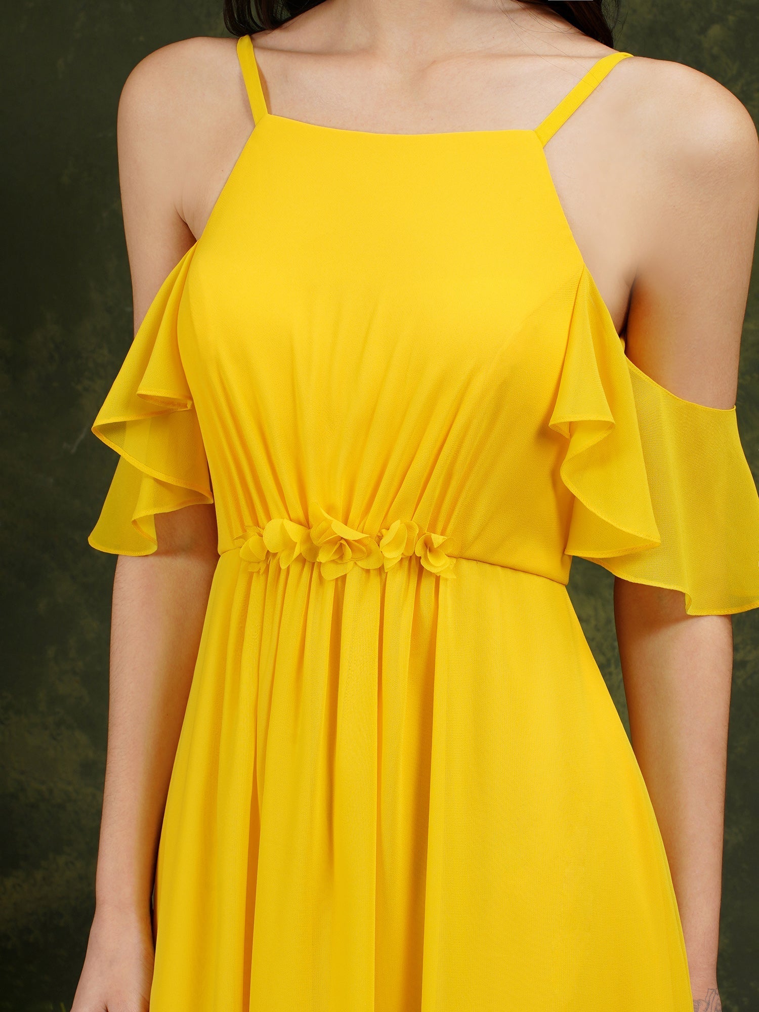 Vestido de dama de honor de gasa con volantes, hombros descubiertos, tirantes finos y bolsillos, corte A