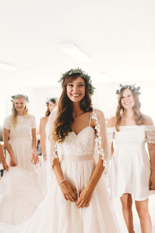 Vestido de novia sin mangas con tirantes finos y corte en A y cola de corte WD541