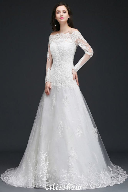 Vestido de novia color marfil con cola larga y encaje