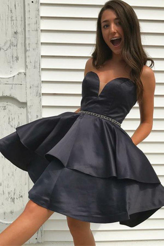 A-Linie Herzausschnitt Schwarzes Satin Homecoming-Kleid mit Rüschen und Perlenbesatz PD165