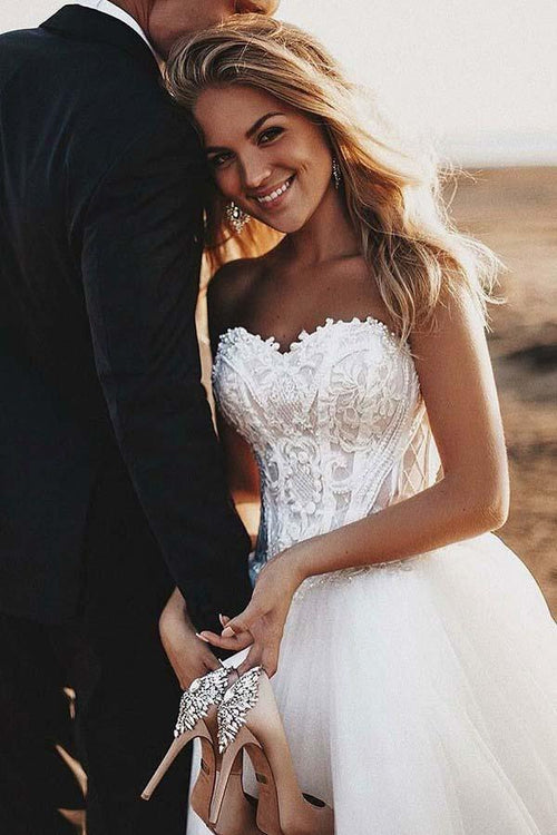 Vestido de novia de tul con escote en forma de corazón, cola de corte y apliques WD325