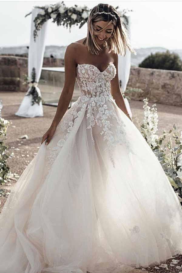 Vestido de novia de tul con corte en A, escote corazón, sin mangas y cola larga WD295