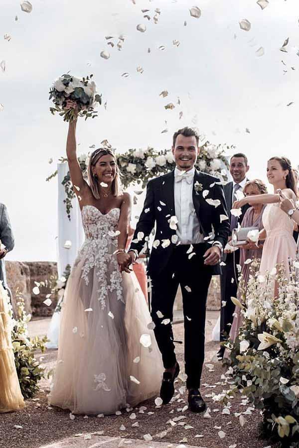 Vestido de novia de tul con corte en A, escote corazón, sin mangas y cola larga WD295