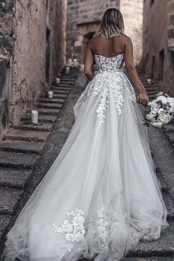 Vestido de novia de tul con corte en A, escote corazón, sin mangas y cola larga WD295