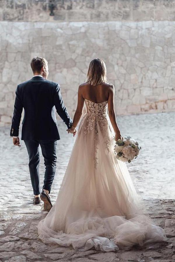 Vestido de novia de tul con corte en A, escote corazón, sin mangas y cola larga WD295