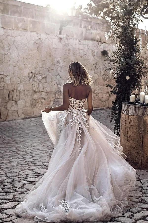 Vestido de novia de tul con corte en A, escote corazón, sin mangas y cola larga WD295