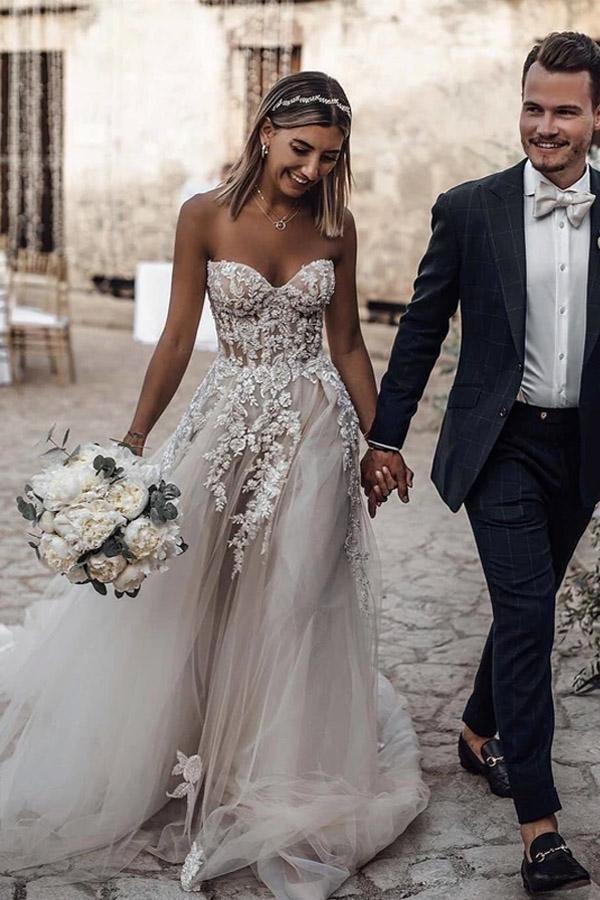 Vestido de novia de tul con corte en A, escote corazón, sin mangas y cola larga WD295