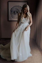 Vestido de novia de corte A con escote en forma de corazón y cola larga con apliques de cuentas WD393