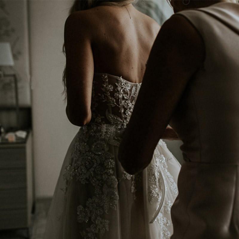 Vestido de novia de corte A con escote en forma de corazón y cola larga con apliques de cuentas WD393