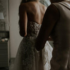 Vestido de novia de corte A con escote en forma de corazón y cola larga con apliques de cuentas WD393