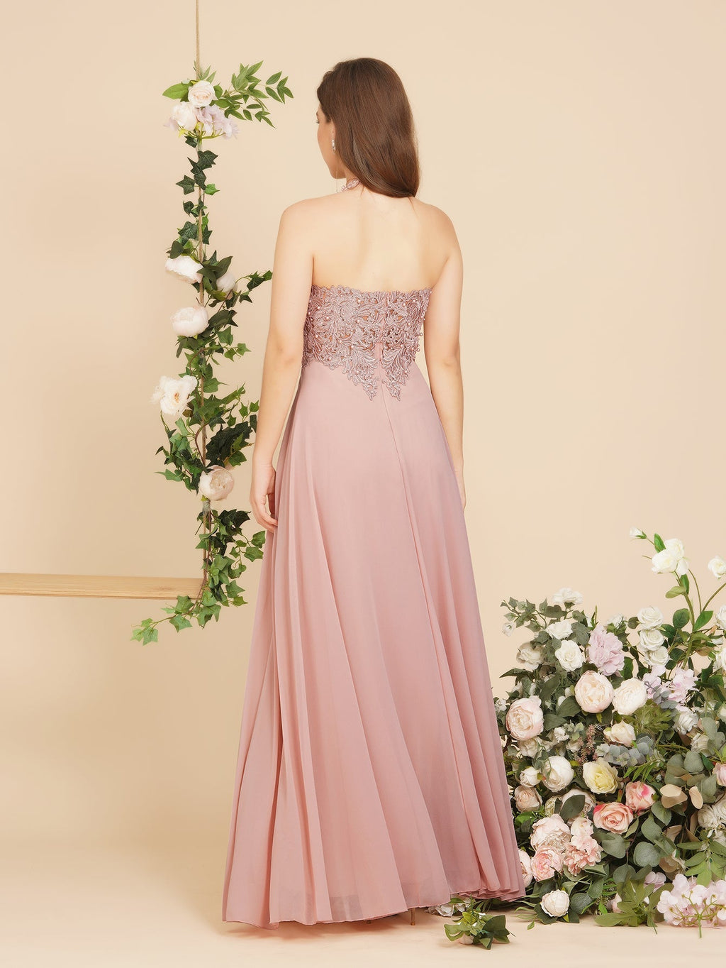 Vestido largo de noche de gasa con escote en V y apliques, sin mangas, para dama de honor