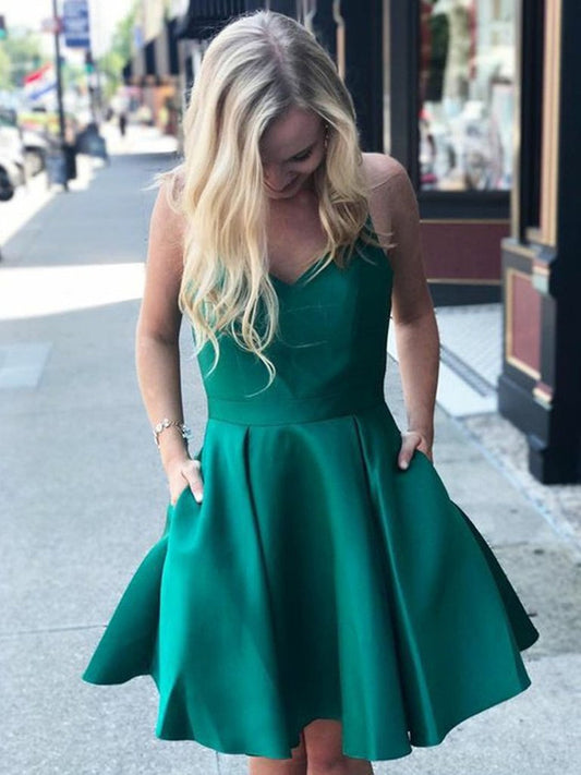 A-Linie V-Ausschnitt Grün Satin Kurzes Ballkleid mit Taschen Offener Rücken Homecoming Abschlusskleid