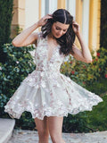 A-Linie V-Ausschnitt Spitzenapplikationen Kurzes Ball- und Heimkehrkleid mit Blume