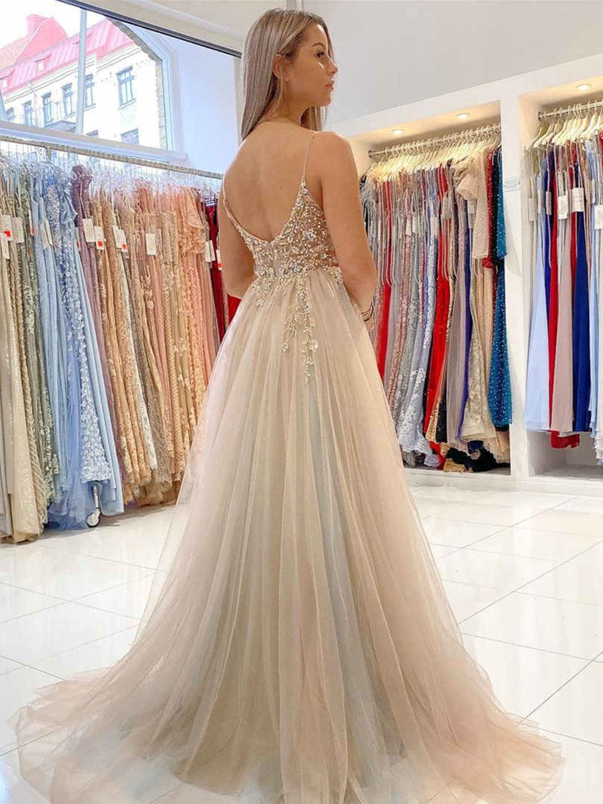 A-Linie, V-Ausschnitt, offener Rücken, Tüll, Perlen, langes Ballkleid mit hohem Schlitz, graues Abendkleid