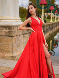 Vestidos de fiesta largos de satén con escote en V y abertura alta en color rojo.