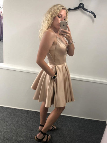 A-Linie V-Ausschnitt Satin Kurze Ballkleider mit Taschen Champagner Homecoming Kleider