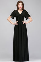 Vestido largo de dama de honor de gasa negra con escote en V y mangas cortas